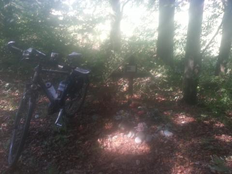 Onurs Wegkreuz bei Glonn mit Andis Fahrrad